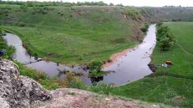 Отдыхающие с палаткой у подножия Воргольской скалы