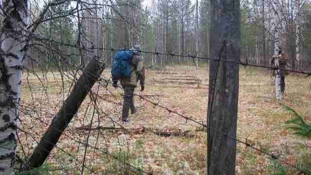 Плащадка вокруг шахты, обнесенная колючкой
