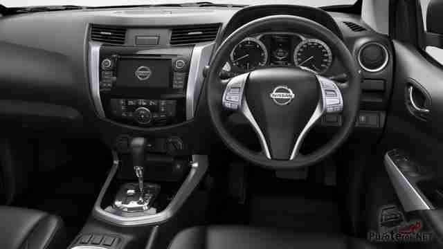 Салон Nissan Navara в чёрном цвете