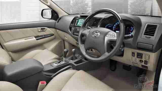 Салон Toyota Fortuner бежевого цвета