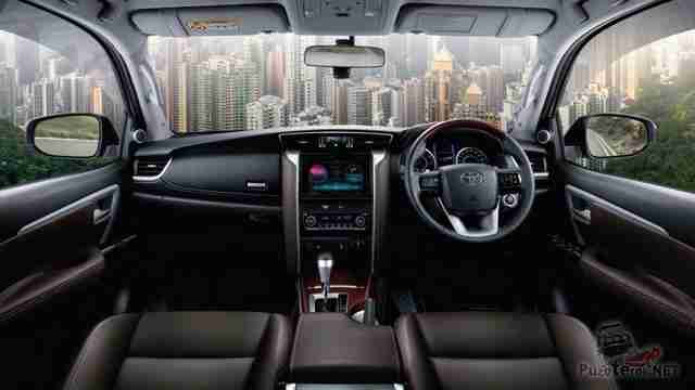 Салон Toyota Fortuner в чёрном цвете