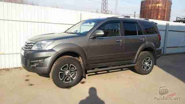 Серый Great Wall Hover возле забора Серый Great Wall Hover возле забора