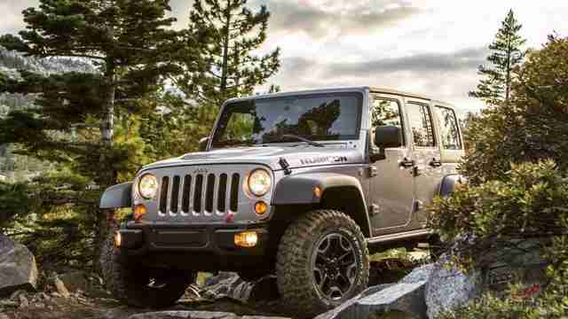 Серый Jeep Wrangler Rubicon на камнях