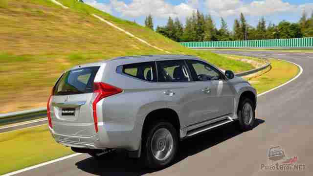 Серый Mitsubishi Pajero Sport на повороте