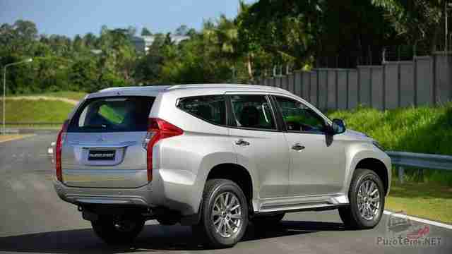 Серый Mitsubishi Pajero Sport на шоссе