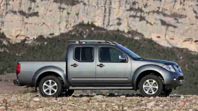 Серый Nissan Navara на камнях