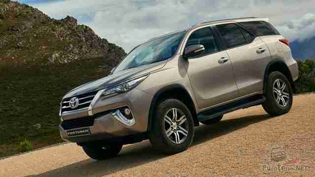 Серый Toyota Fortuner на склоне