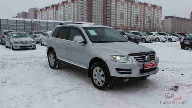 Серый Volkswagen Touareg на городской стоянке