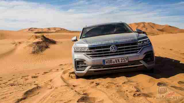 Серый Volkswagen Touareg в пустыне