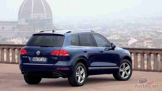 Синий Volkswagen Touareg над городом