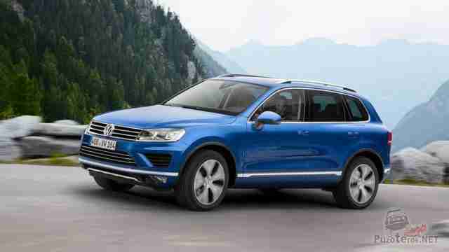 Синий Volkswagen Touareg в движении