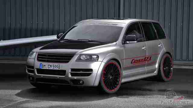 Спортивный автомобиль у здания