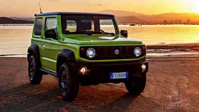 Suzuki Jimny последнего поколения на берегу