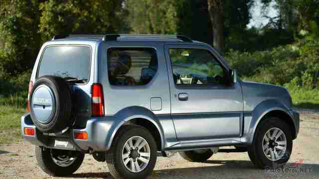 Suzuki Jimny третьего поколения на природе