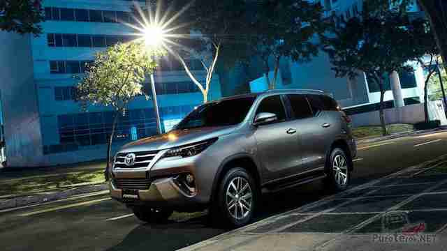 Toyota Fortuner на городской дороге