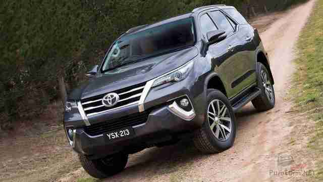 Toyota Fortuner на сельской дороге