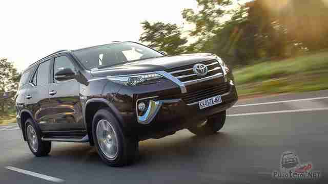 Toyota Fortuner на шоссе