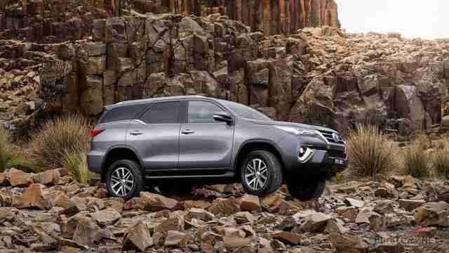 Toyota Fortuner в каменистой местности