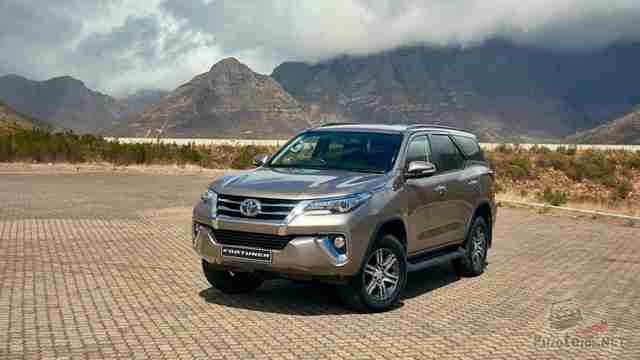 Toyota Fortuner второго поколения на брусчатке