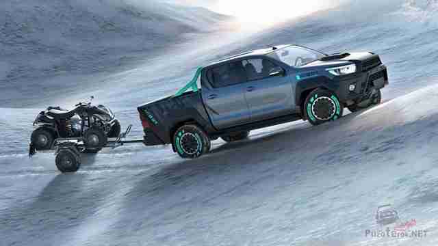 Toyota Hilux везёт квадроцикл на прицепе Toyota Hilux везёт квадроцикл на прицепе