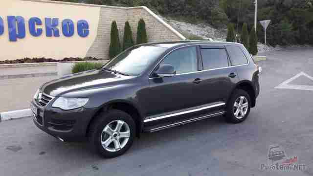 Тёмный Volkswagen Touareg на дороге