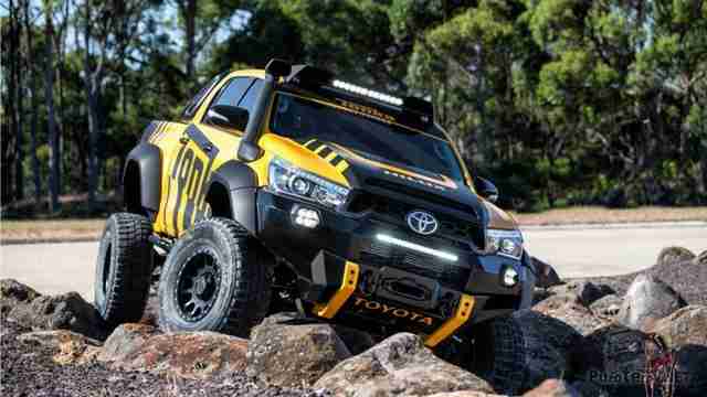 Тюнингованная Toyota Hilux на камнях Тюнингованная Toyota Hilux на камнях