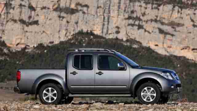 Вид сбоку серого Nissan Navara