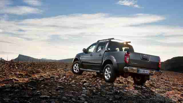 Вид сзади Nissan Navara 2014 года выпуска