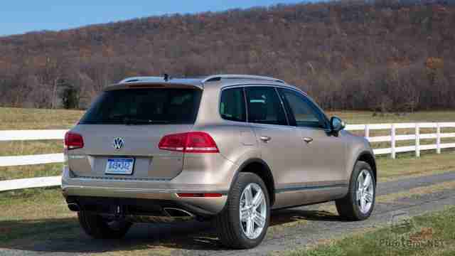 Вид сзади Volkswagen Touareg второго поколения