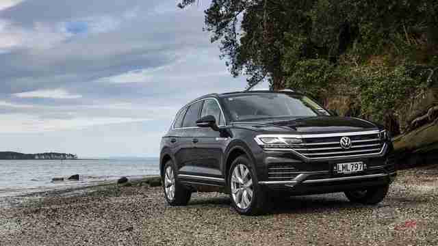 Volkswagen Touareg на берегу водоёма