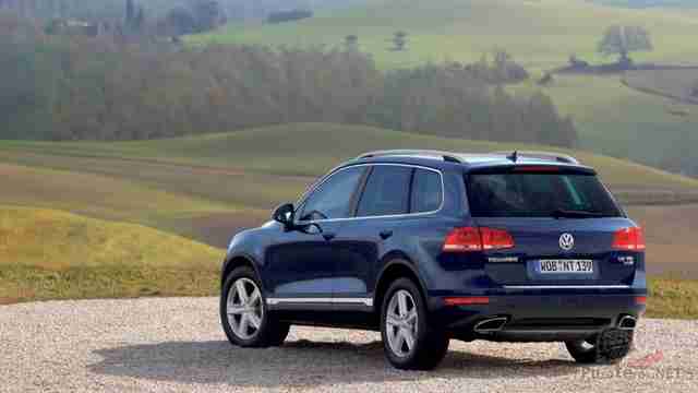 Volkswagen Touareg на площадке из гравия
