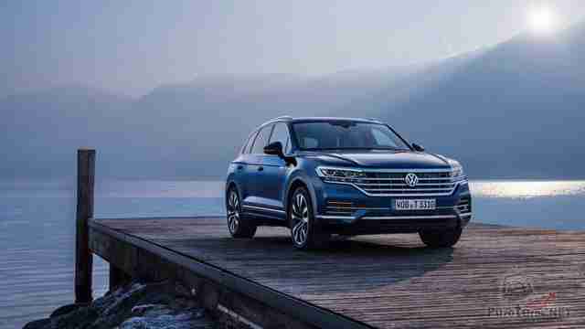 Volkswagen Touareg последнего поколения на причале