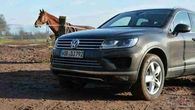 Volkswagen Touareg возле ипподрома