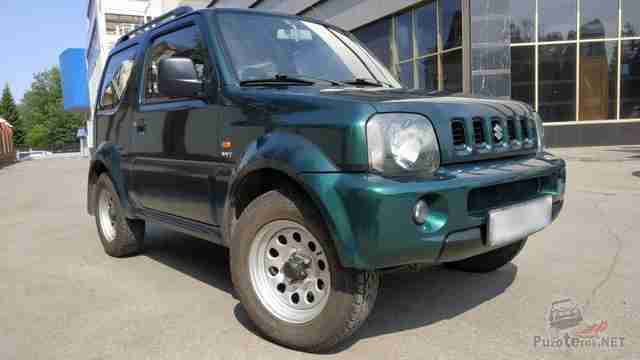 Второе поколение Suzuki Jimny у здания