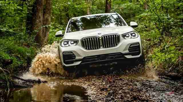 BMV X5 на лесном бездорожье с лужами