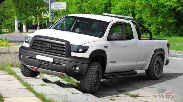 Белая Toyota Tundra на лестнице