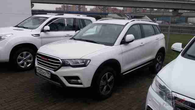 Белые Great Wall Haval на стоянке Белые Great Wall Haval на стоянке