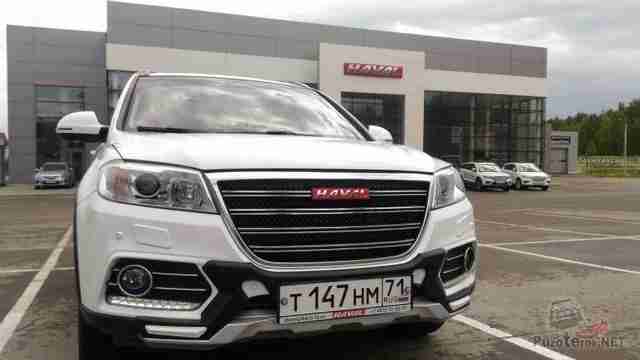 Белый Great Wall Haval возле автосалона Белый Great Wall Haval возле автосалона