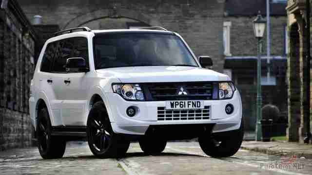 Белый Mitsubishi Pajero в городе