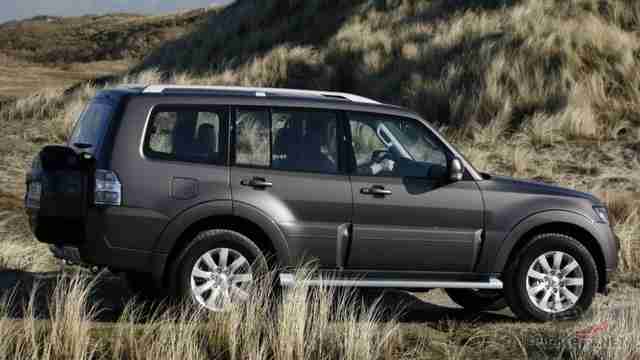 Чёрный Mitsubishi Pajero 2008 года выпуска