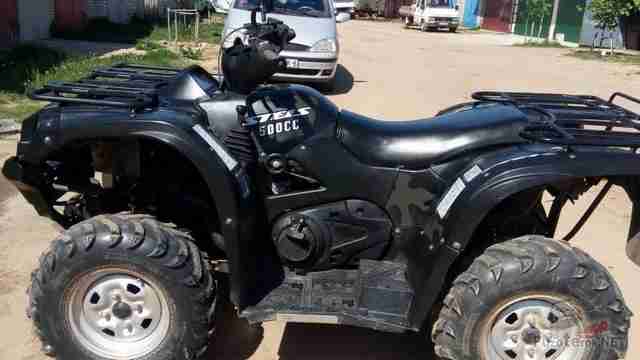 Чёрный Stels ATV 500 CC у гаражей