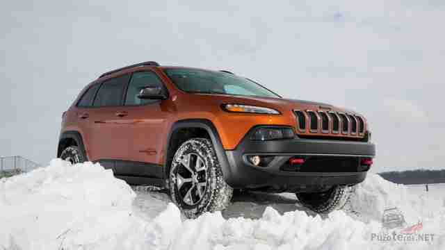 Cherokee Trailhawk 2015 на тест-драйве в снегу