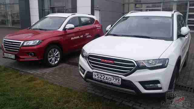 Два Great Wall Haval на тротуаре Два Great Wall Haval на тротуаре