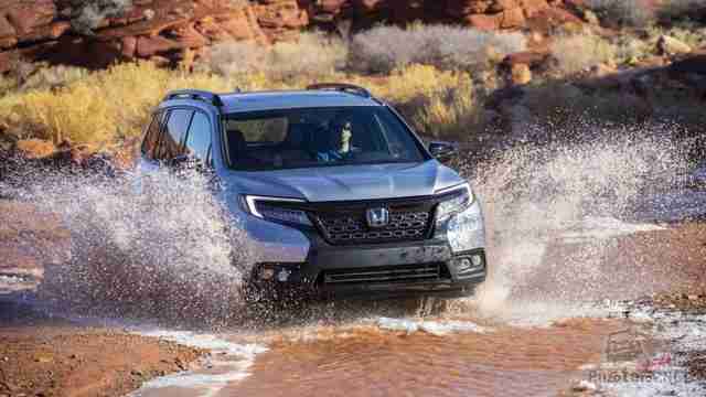 Хонда CR-V мчится по луже