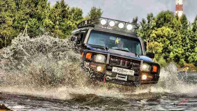 Hummer едет по бездорожью