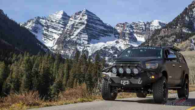 Лебёдка и люстра на силовом бампере Toyota Tundra