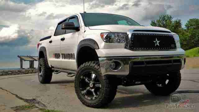 Лифтованная Toyota Tundra со звездой