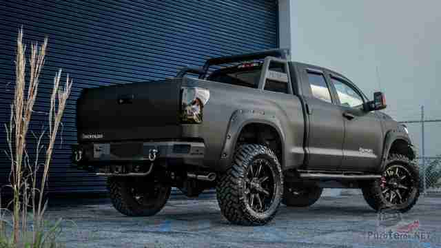 Матовая Toyota Tundra у здания