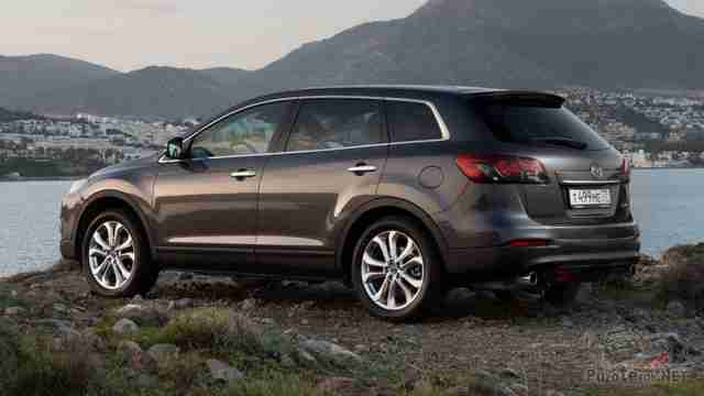 Mazda CX-9 на берегу реки