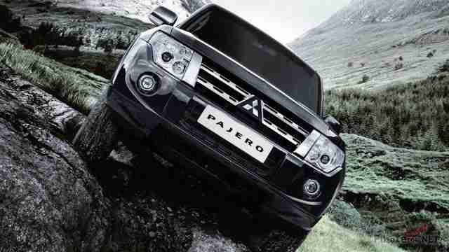 Mitsubishi Pajero едет по камням